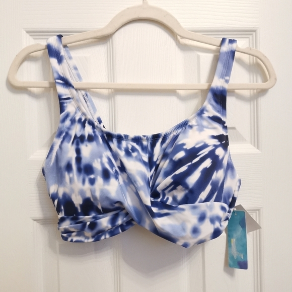 💕2/$20💕 Beach Betty Blue/White Tie Dye Twist Bikini Top - Picture 3 of 10